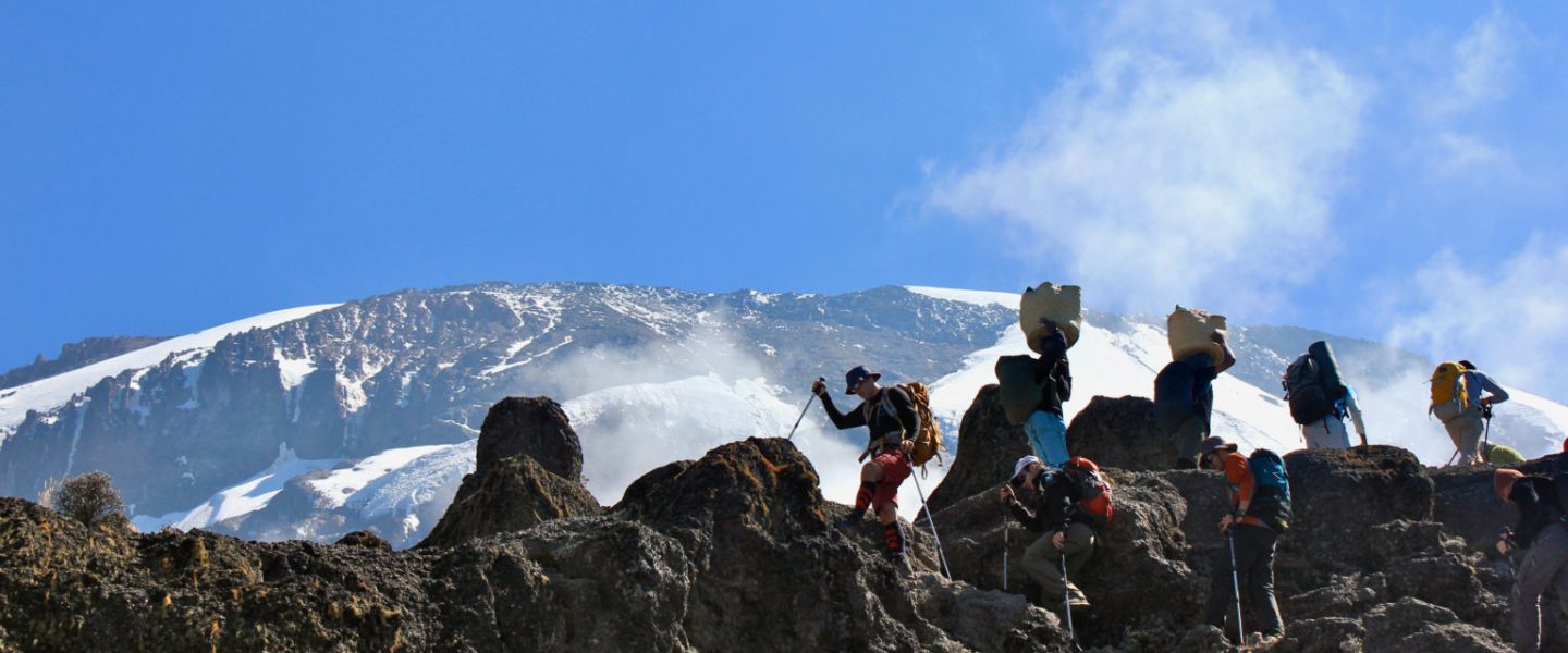 Monter le Kilimandjaro : Défis et Récompenses d’une Aventure Inoubliable