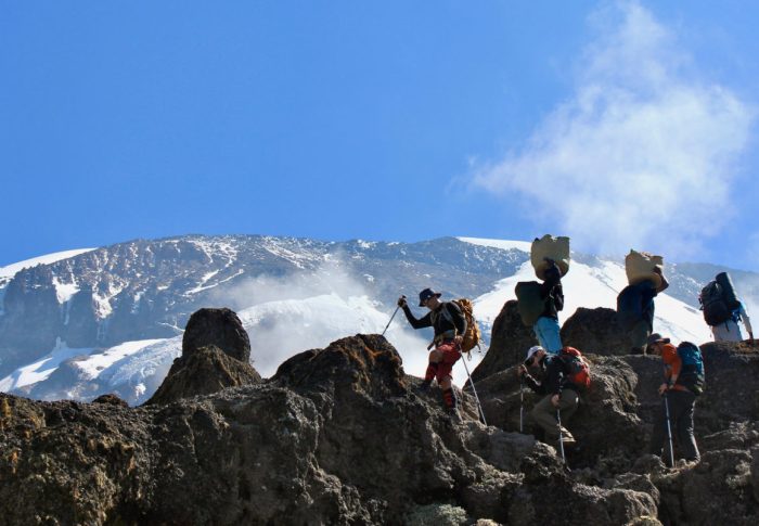 Monter le Kilimandjaro : Défis et Récompenses d’une Aventure Inoubliable