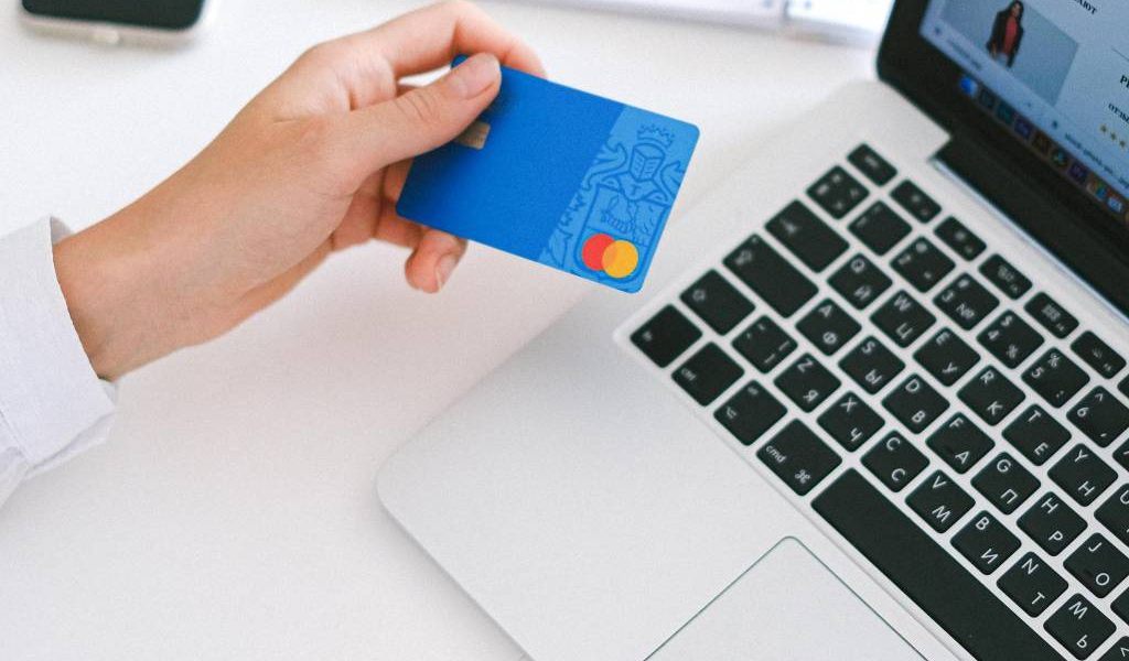 Est-il possible d’avoir une carte bancaire quand on est interdit bancaire ?