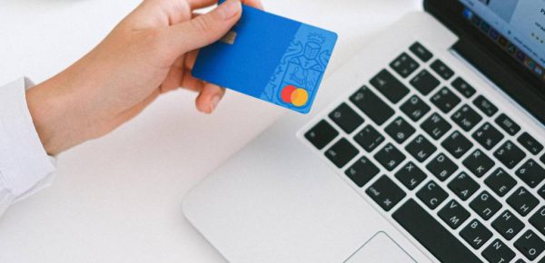 Est-il possible d’avoir une carte bancaire quand on est interdit bancaire ?