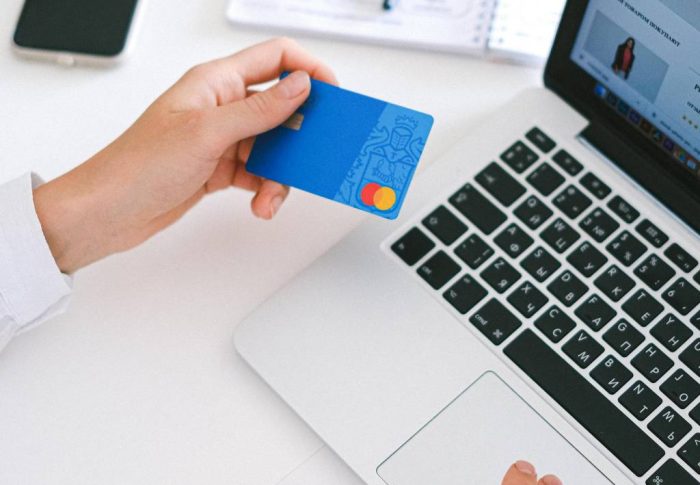 Est-il possible d’avoir une carte bancaire quand on est interdit bancaire ?