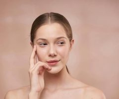 Comment le gel après-soleil apaise et hydrate intensément la peau